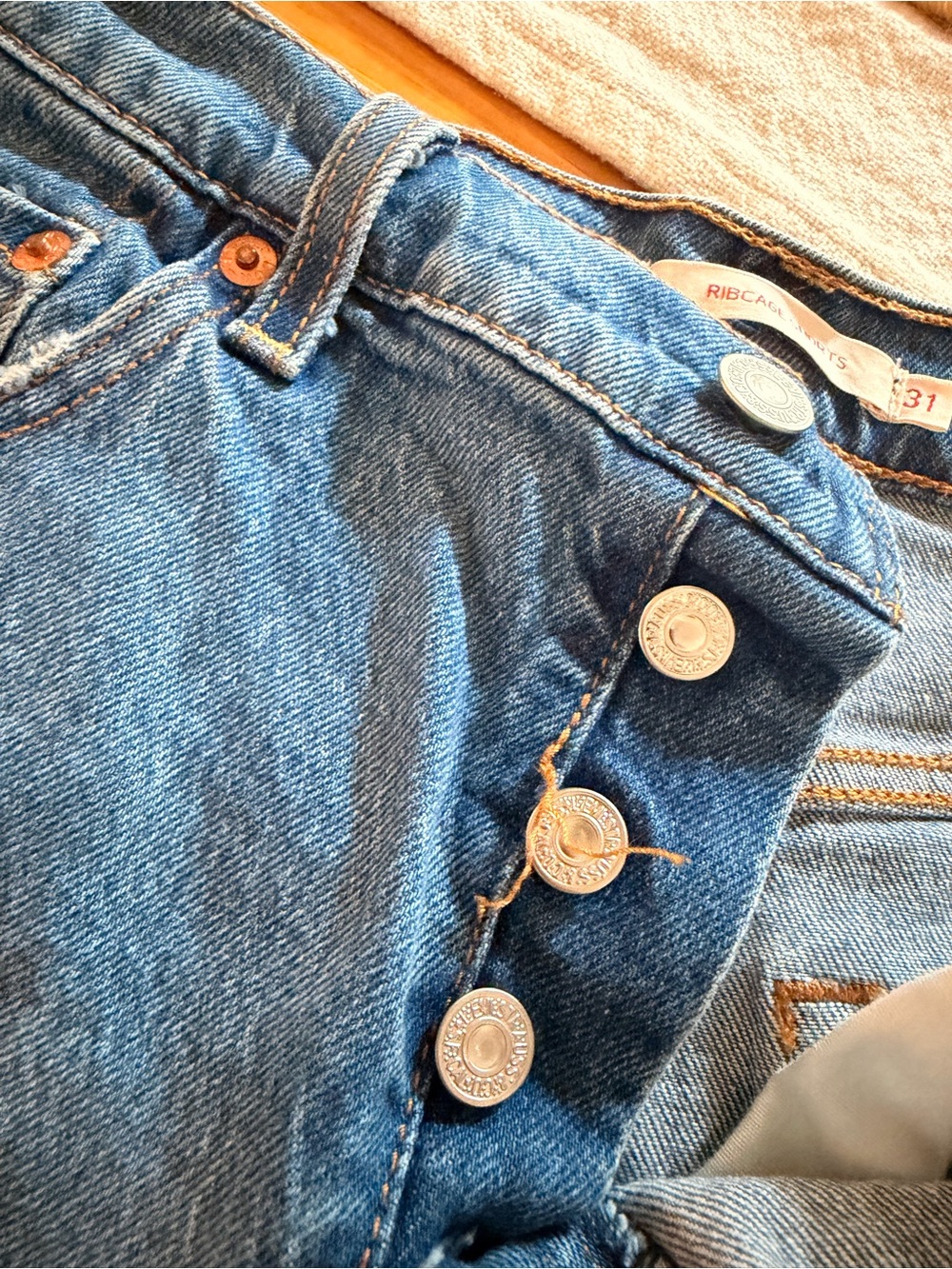 Levi’s Ribcage Shorts - Picture 5 of 5